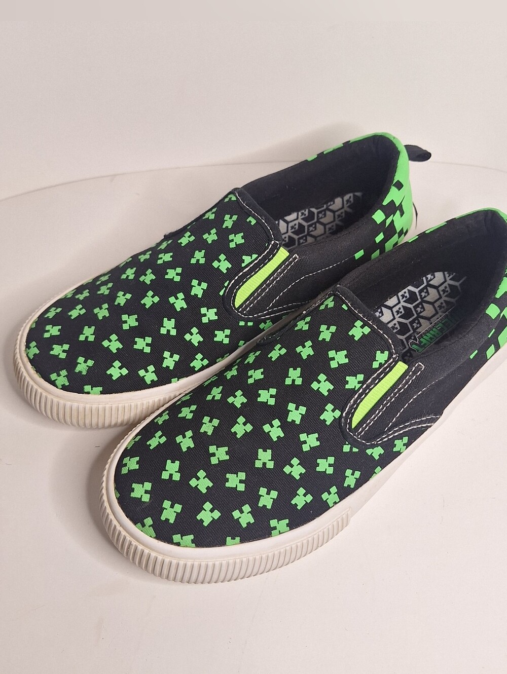 Minecraft Slip On Canvas Shoes Sneakers Green and Black Boys Size 4 EUC